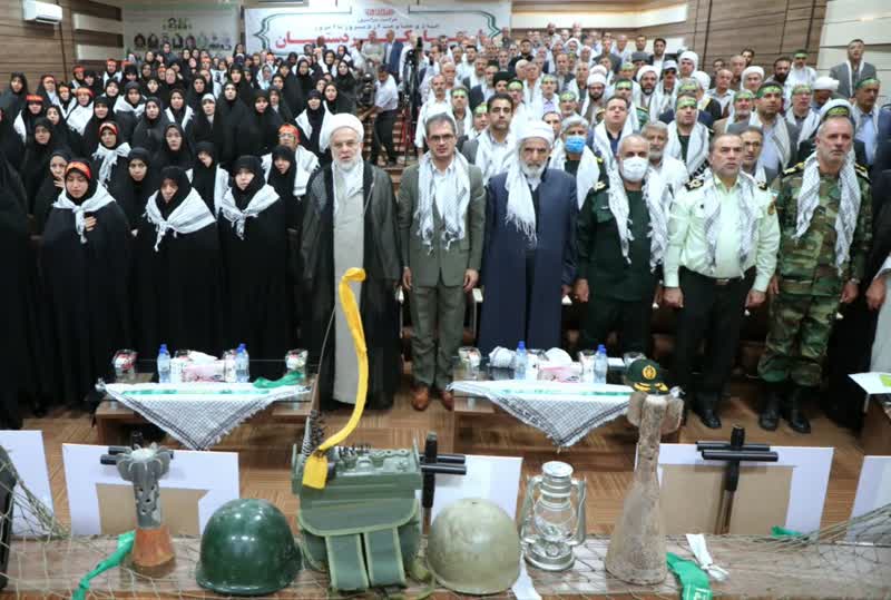 حجت الاسلام علیرضا کاوه مسئول امور مساجد تبلیغات اسلامی کردستان و از جانبازان دوران دفاع مقدس تجلیل شد