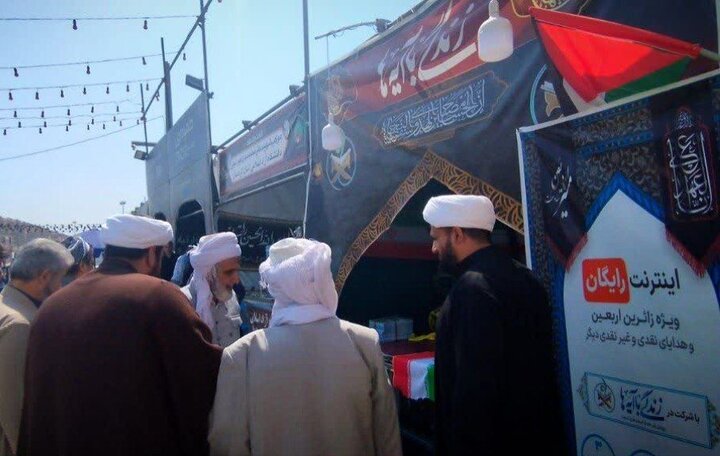 استقبال زائران اربعین از موکب فرهنگی «زندگی با آیه‌ها» در مرز باشماق