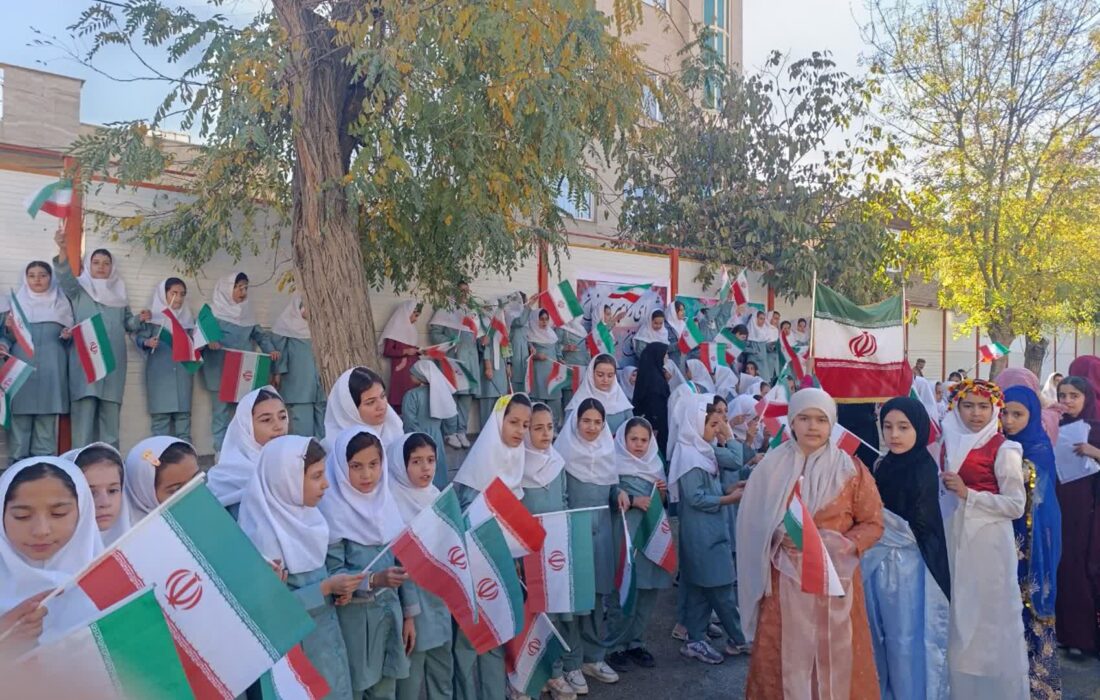 مراسم روز سیزدهم آبان در مدرسه صادقین مریوان