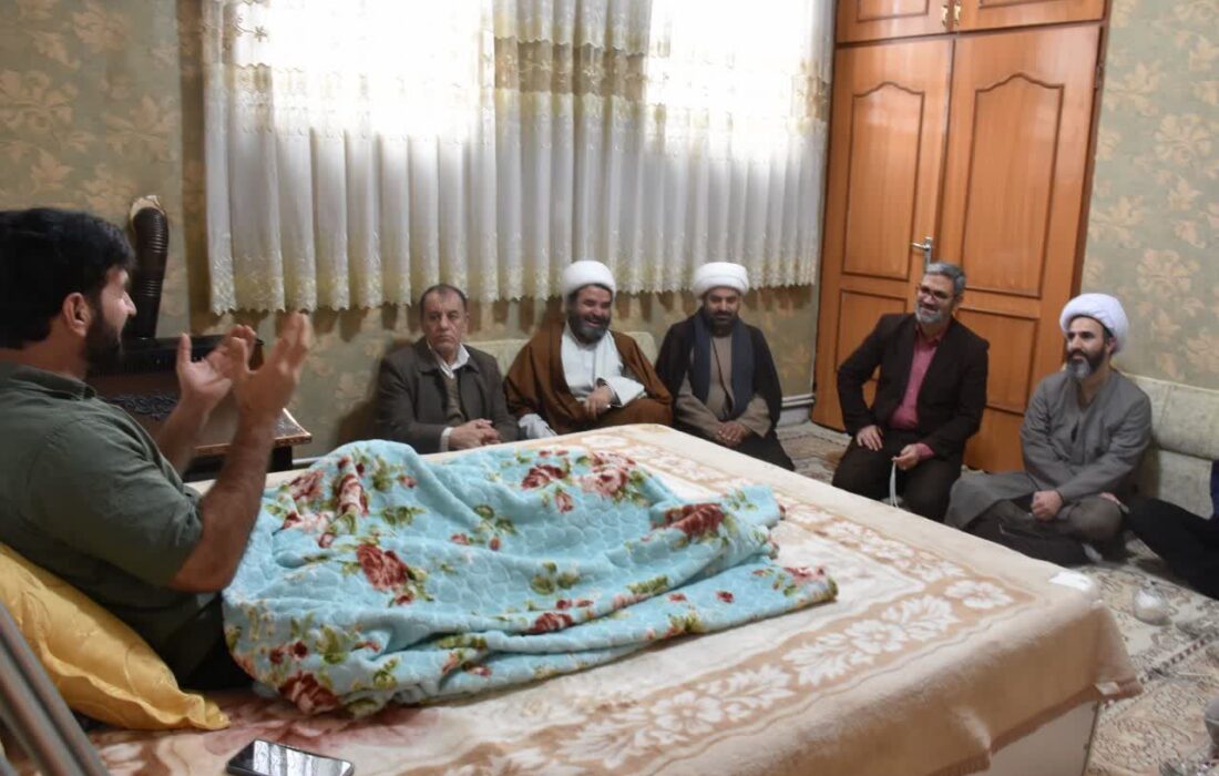 دیدار صمیمی رئیس اداره تبلیغات اسلامی شهرستان قروه با مجروح اغتشاشات اخیر
