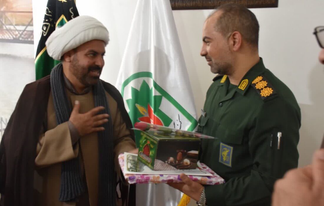 دیدار رئیس اداره تبلیغات اسلامی قروه با فرمانده ناحیه مقاومت سپاه به مناسبت میلاد امام حسین (ع) و روز پاسدار